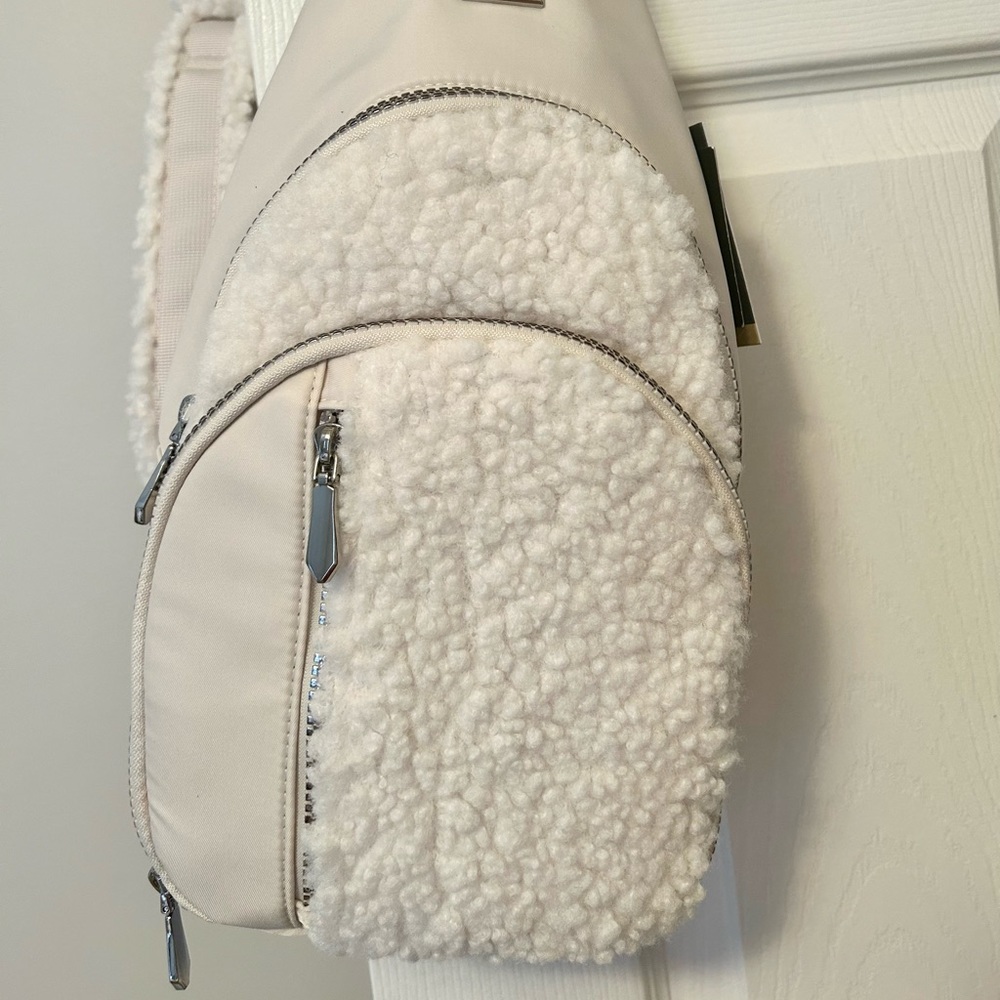 Sherpa Sling Bag NWT - Picture 2 of 4